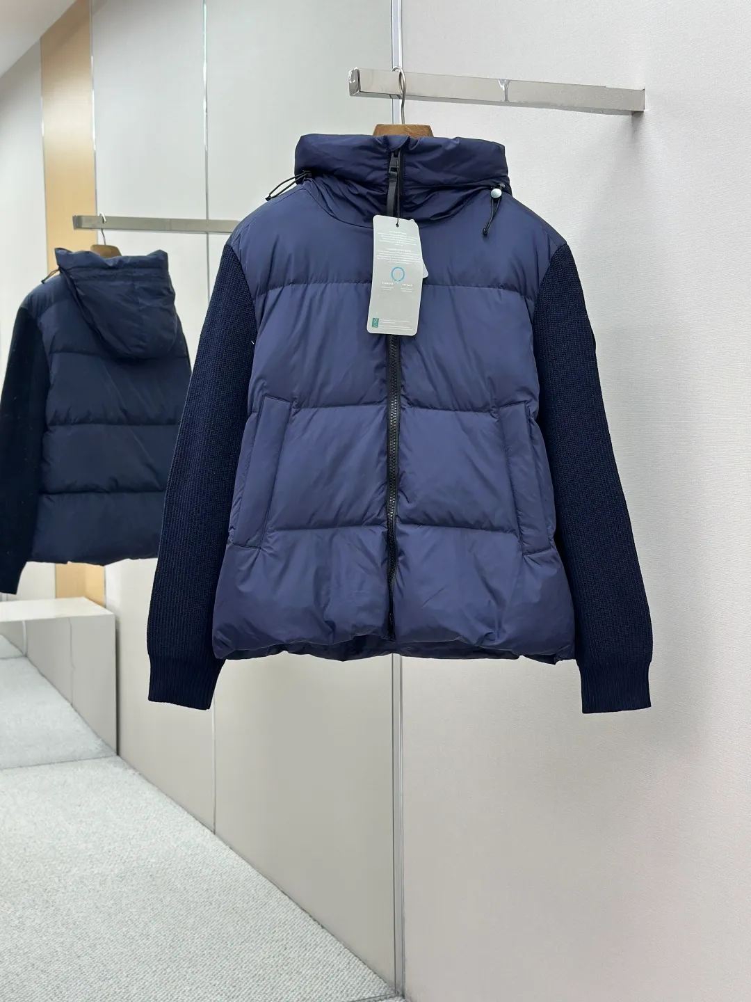 P910 CANADA GOOSE Canada Goose Armband Hooded Down Jacket Fabric selection: The use of high-quality protective nylon fabric not only enhances the wear resistance of the surface, but also takes into account wind resistance, ensuring excellent performance in various harsh weather conditions.  90 national standard high-quality white duck down: selected high-loft down, weighing 170g, light and warm, with excellent temperature locking performance and good resilience.  Three-dimensional quilting process: Precision thread reinforcement to prevent velvet drilling and ensure that the fluffy and resilient elasticity lasts as new.  7-needle medium-thick knitted structure: Use thicker yarns to knit woolen fabrics with obvious thickness and weight. The texture is clearly visible and has a rough, retro texture. It has a good skeleton feel, is relatively stiff, and can maintain the silhouette of clothing for a long time. It also provides more layers of still air to lock in heat.  There is a brand exclusive LOGO on the woolen sleeve arms. It is dark and not obvious in the photo.  Accessories: One-to-one customized logo, one-to-one customized zipper pendant, one-to-one customized snap button SIZE: S M L XL
